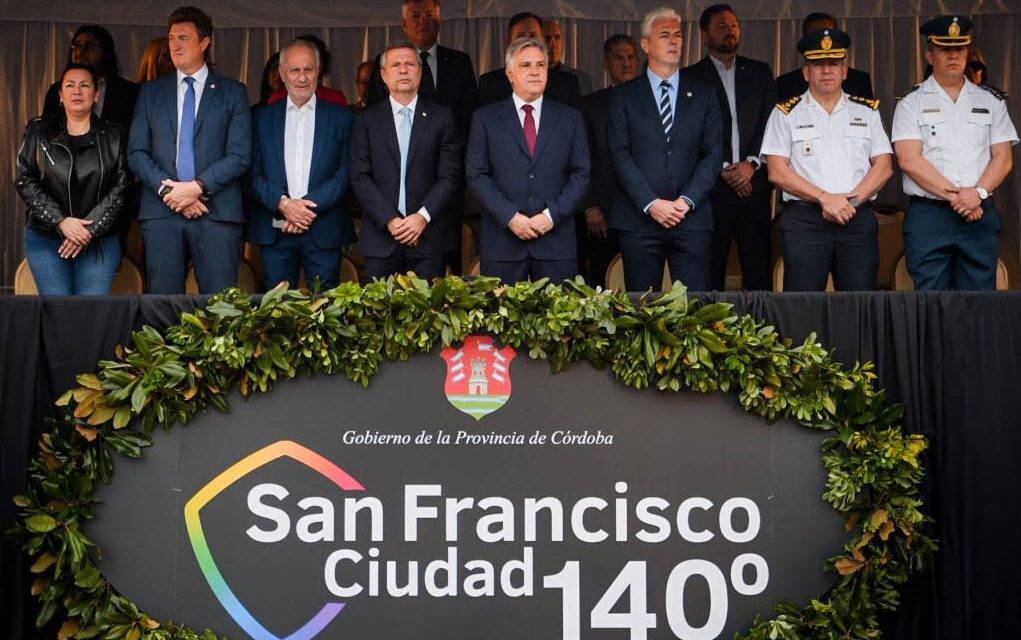 San Francisco: Llaryora encabezó el desfile cívico militar por el 140° aniversario de la ciudad