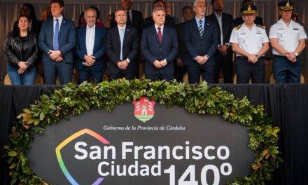 San Francisco: Llaryora encabezó el desfile cívico militar por el 140° aniversario de la ciudad