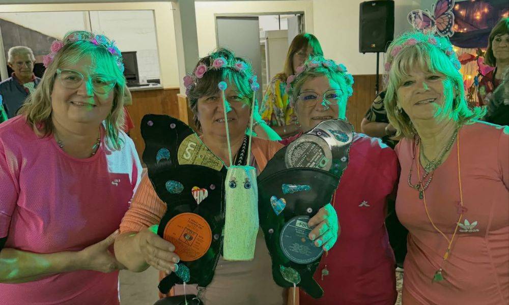 Charras: personas mayores transformaron materiales reciclados en premios para un encuentro zonal