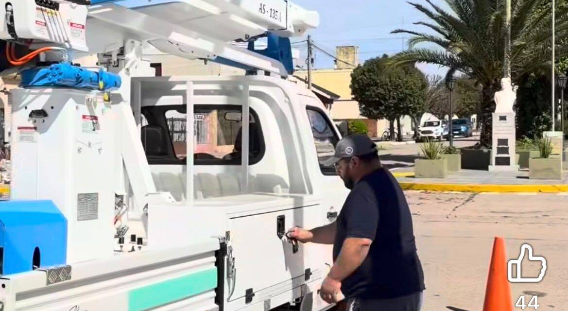 Alcira Gigena incorporó un hidroelevador para fortalecer el servicio de alumbrado público