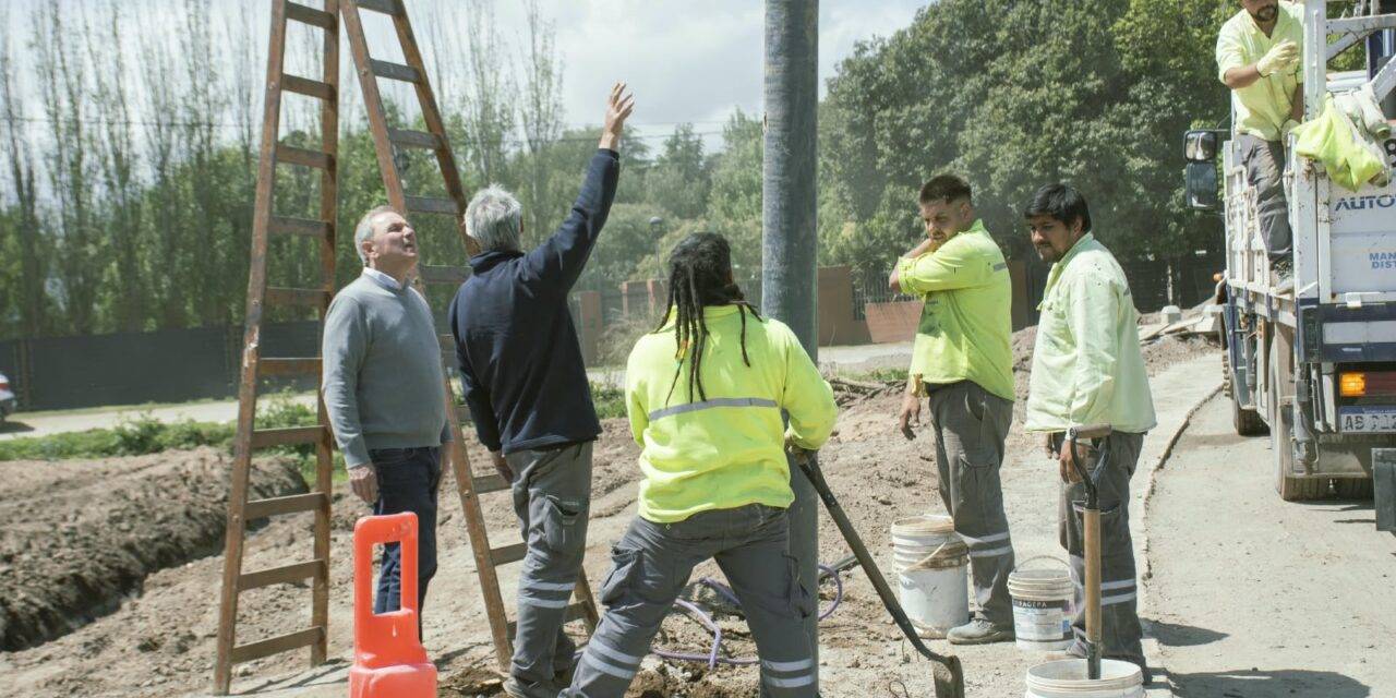 Avanzan la pavimentación y la instalación de 100 luminarias LED en el camino al autódromo