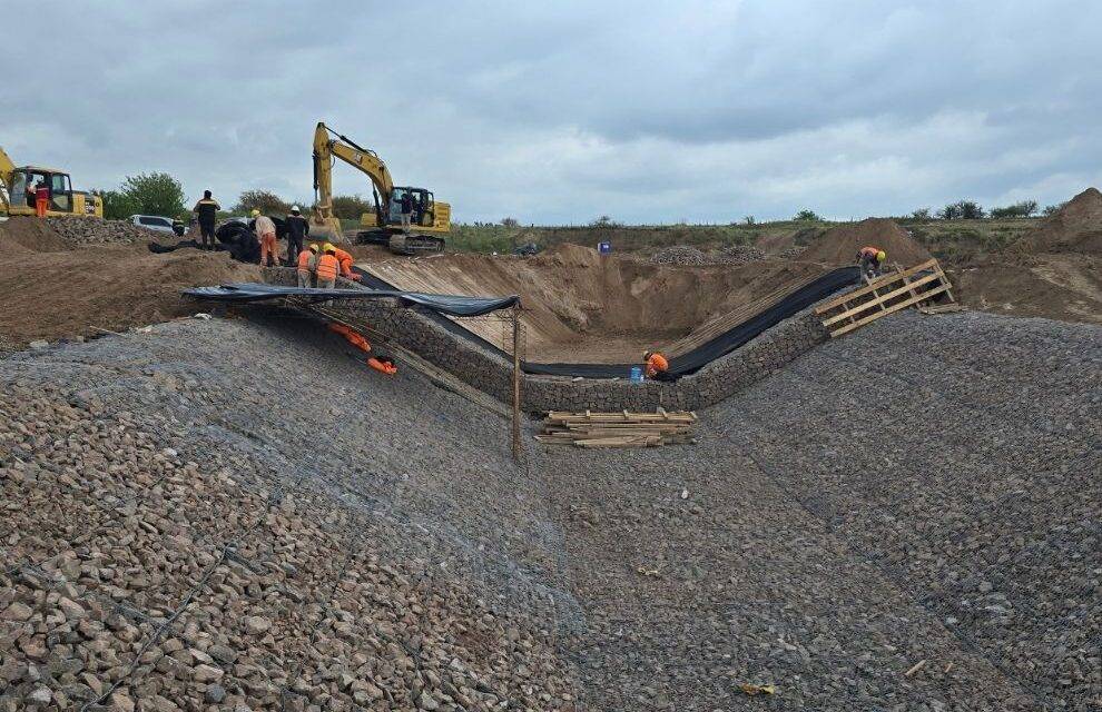 Departamento Río Cuarto: ejecutan obras para optimizar el sistema hídrico de la cuenca sur
