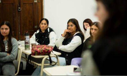 Vicuña Mackenna brindó capacitaciones en inteligencia artificial y marketing para estudiantes del C.E.N.M.A. N.º 285