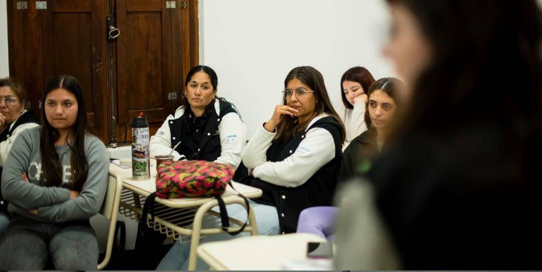 Vicuña Mackenna brindó capacitaciones en inteligencia artificial y marketing para estudiantes del C.E.N.M.A. N.º 285