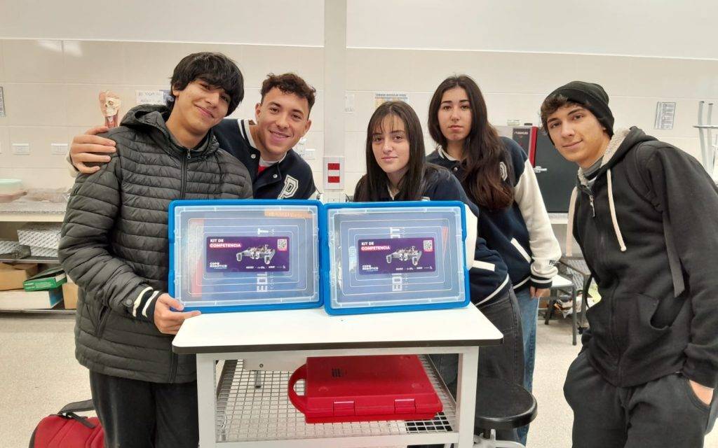 La Provincia entregó kits de robótica a más de 400 escuelas primarias y secundarias